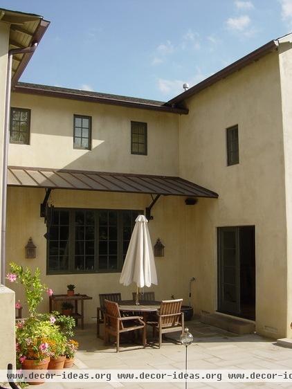 mediterranean patio by Hugh Jefferson Randolph Architects