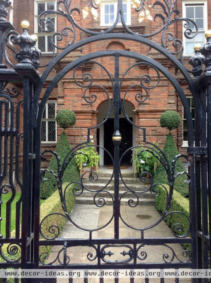 Restoration House, Rochester, EnglandEntrance gate & front path