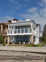 Houzz Tour: One Beach Cottage, Hold the Cute