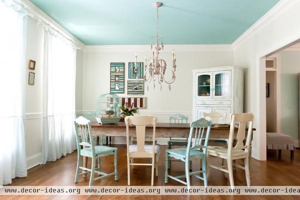 beach style dining room by Kristie Barnett, The Decorologist