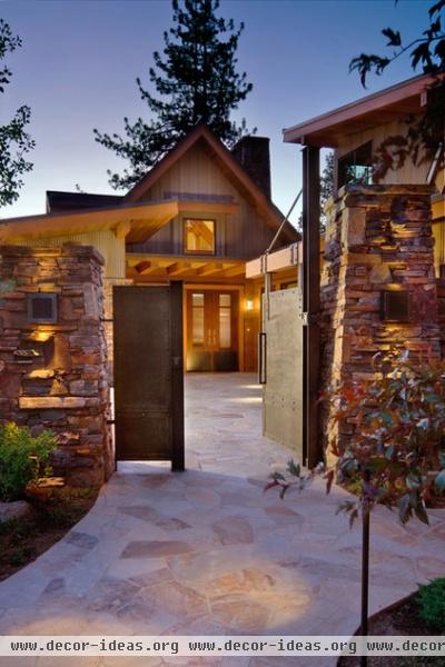 rustic entry by Ward-Young Architecture & Planning - Truckee, CA