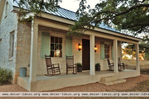 farmhouse porch by Bonterra Building & Design