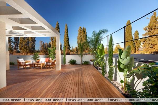 contemporary deck by Elad Gonen