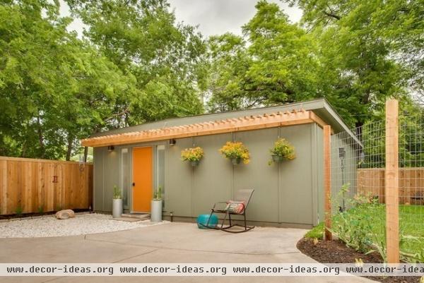 midcentury garage and shed Dana Perez: Mid2Mod in-law house