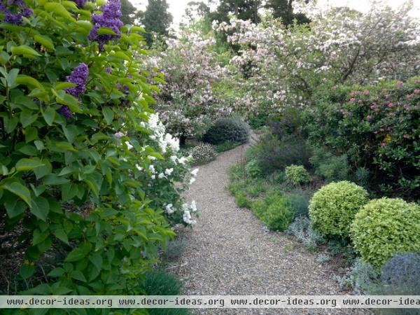 eclectic landscape by Arthur Lathouris Garden Designer