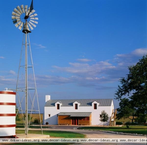 farmhouse exterior by Michael G Imber, Architects