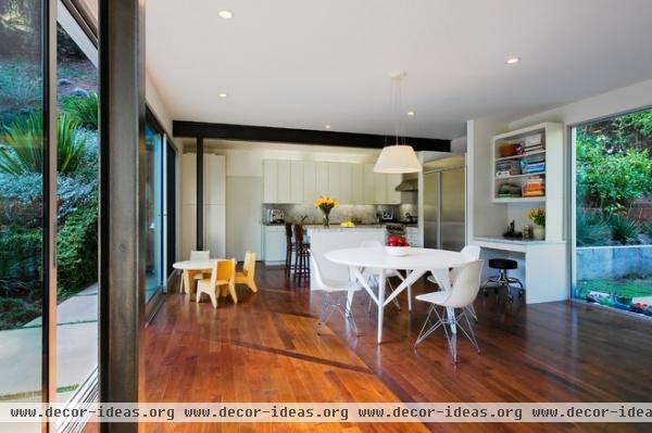 midcentury dining room by Shubin + Donaldson Architects, Inc.