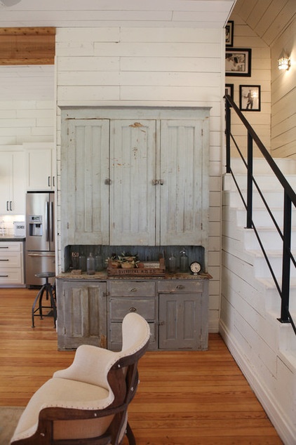 farmhouse living room by Magnolia Homes