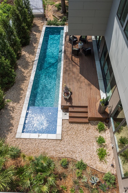 contemporary pool by TaC studios, architects