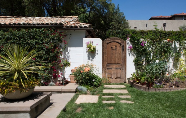 mediterranean landscape by Charmean Neithart Interiors, LLC.