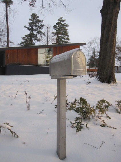 Mid-century Modern Mailbox Compliments Home's Aesthetic