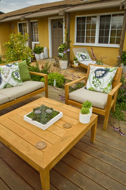 beach style patio by Living Gardens Landscape Design