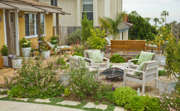 beach style patio by Living Gardens Landscape Design