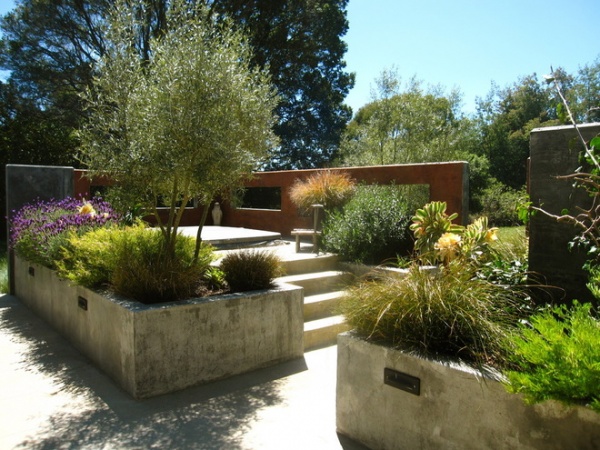 rustic patio Contemporary Patio