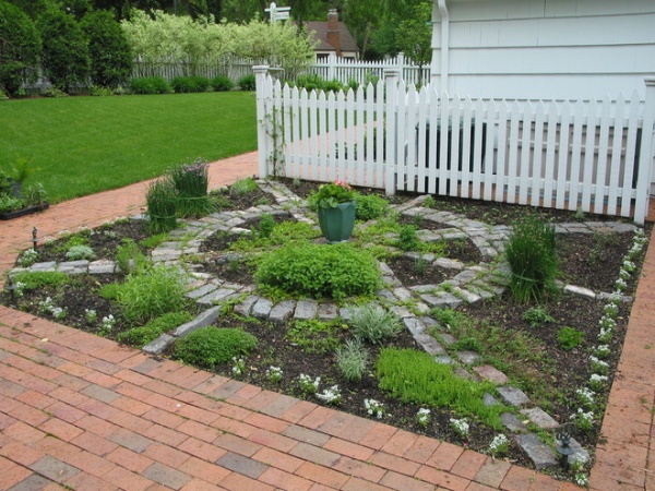 traditional landscape by Bachman's Landscape Design - Tom Haugo