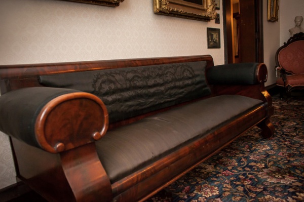 Lincoln's Courting Couch