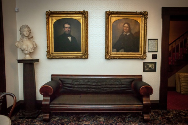 Lincoln's Courting Couch