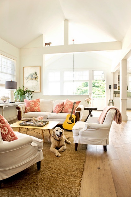 beach style living room by Court Designs