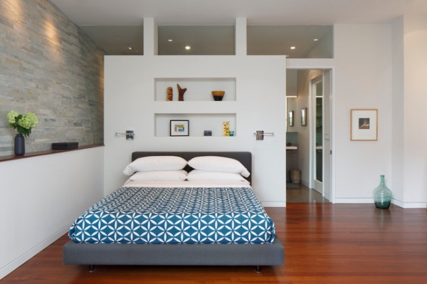 midcentury bedroom by McElroy Architecture, AIA