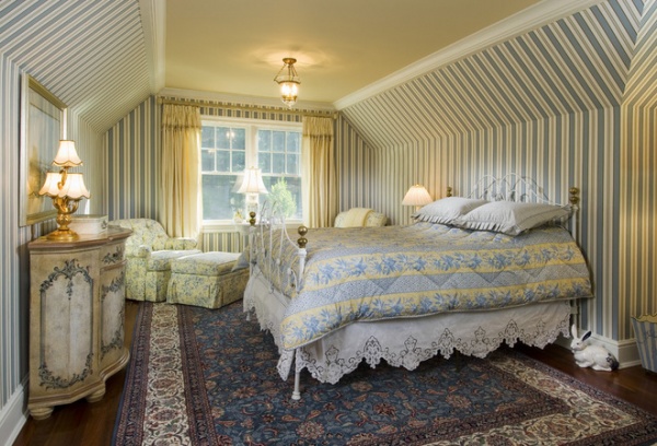 traditional bedroom by Sara Hopkins