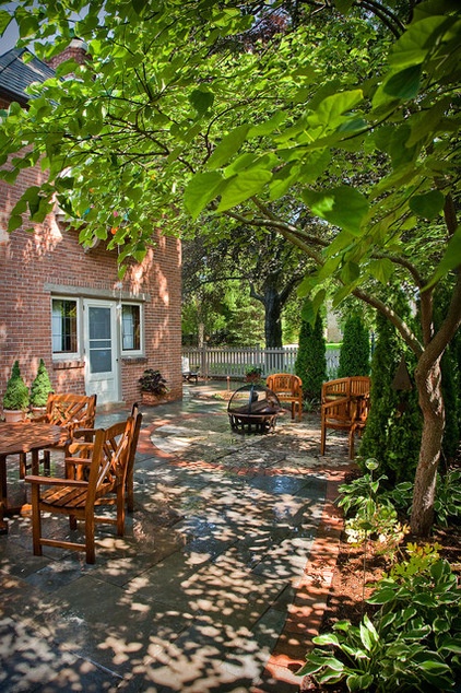 Traditional Patio by Ginkgo Leaf Studio