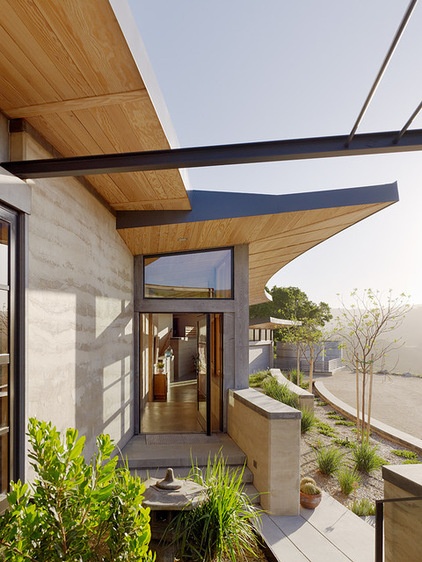 Contemporary Entry by Feldman Architecture, Inc.