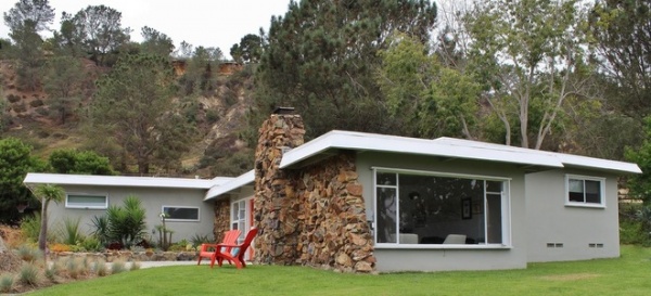 Midcentury Exterior by Kimberley Bryan