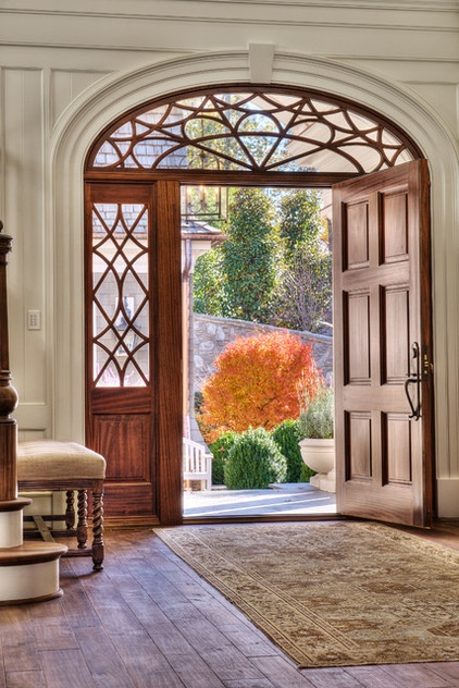 Traditional Entry by Gabriel Builders Inc.