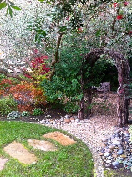 Eclectic Landscape by Judy's Gardens & Design