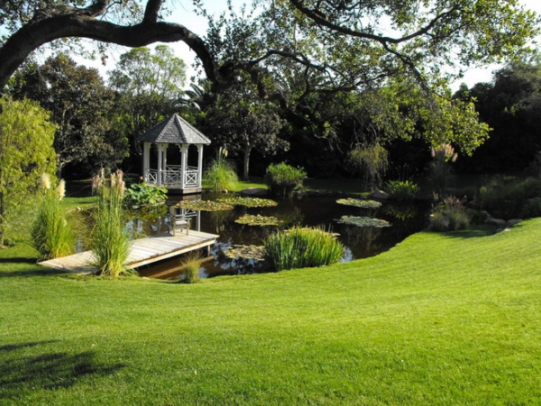 Traditional Landscape by Garcia Rock And Water Design