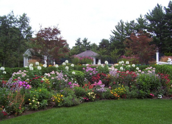 Traditional Landscape by NatureWorks Landscape Services, Inc.