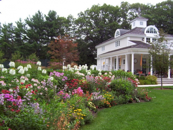 Traditional Landscape by NatureWorks Landscape Services, Inc.