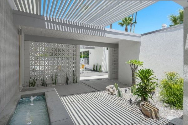 Modern Exterior by H3K Design