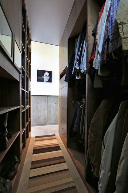 Contemporary Closet by M+A Architecture Studio