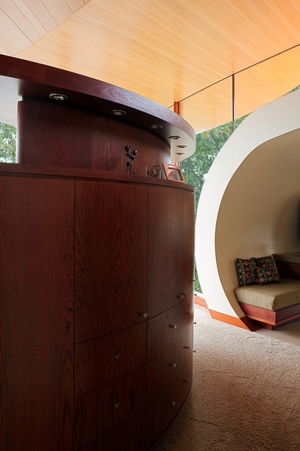 Modern Bedroom by ROBERT HARVEY OSHATZ, ARCHITECT