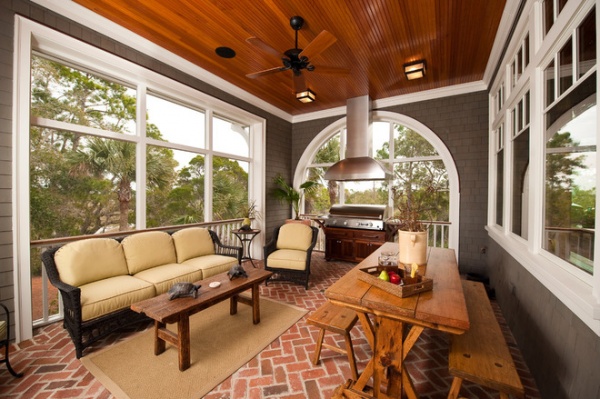 Traditional Sunroom by Solaris Inc.