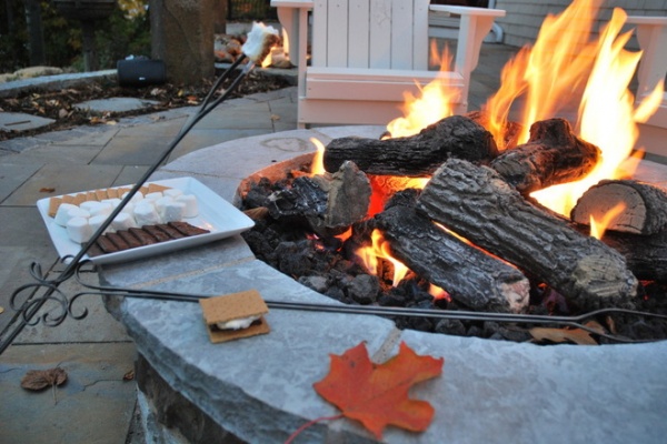 Traditional Deck by BellaWood Builders