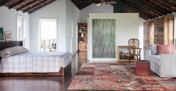 Farmhouse Bedroom by HS2 Architecture