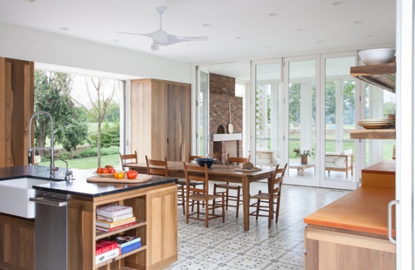 Farmhouse Kitchen by HS2 Architecture