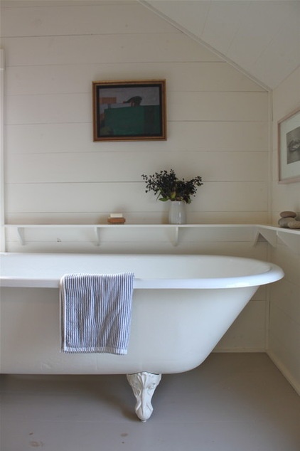 Rustic Bathroom by Justine Hand