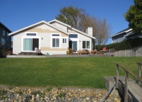 Inside Houzz: A Waterfront Property Ditches the Grass for a Garden