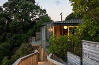 Houzz Tour: A Great Escape Hugs Cliff and Tree