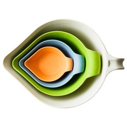 Contemporary Measuring Cups And Spoons by bizaisle