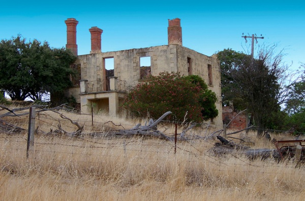 Houzz Tour:  Modern Retreat Emerges From a 19th-Century Ruin