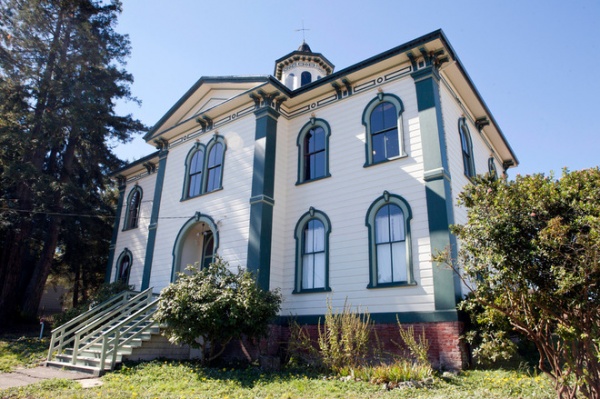 Houzz Tour: Meet the Schoolhouse Saved By ‘The Birds’