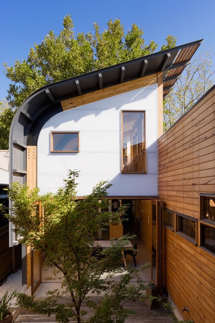 Houzz Tour: A Sun-Soaked Solution for a Narrow Site