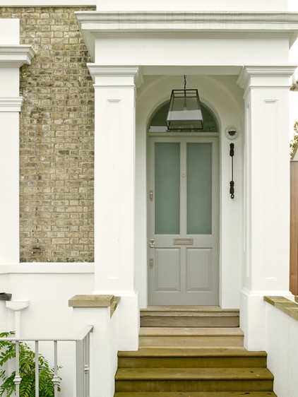 Traditional Entry by STEPHEN FLETCHER ARCHITECTS