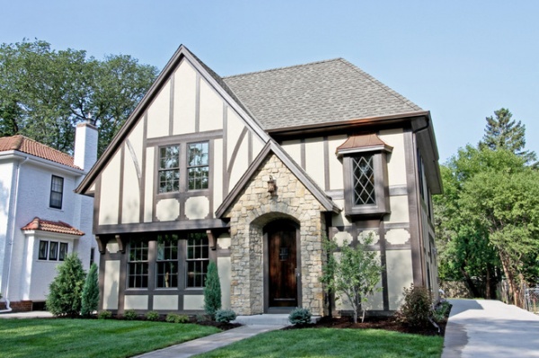 Traditional Exterior by REFINED LLC