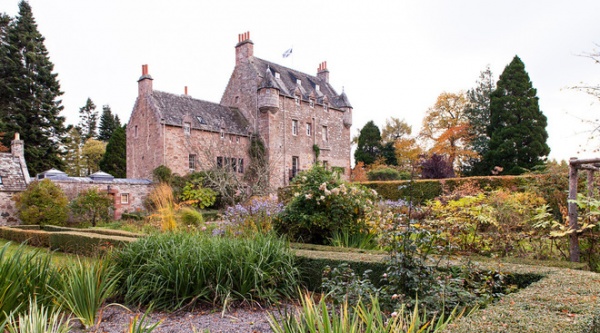 Houzz Tour:  New Warmth for a 17th-Century Scottish Castle