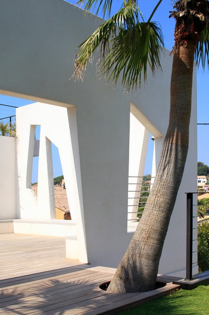 Patio by frederique pyra legon architecte